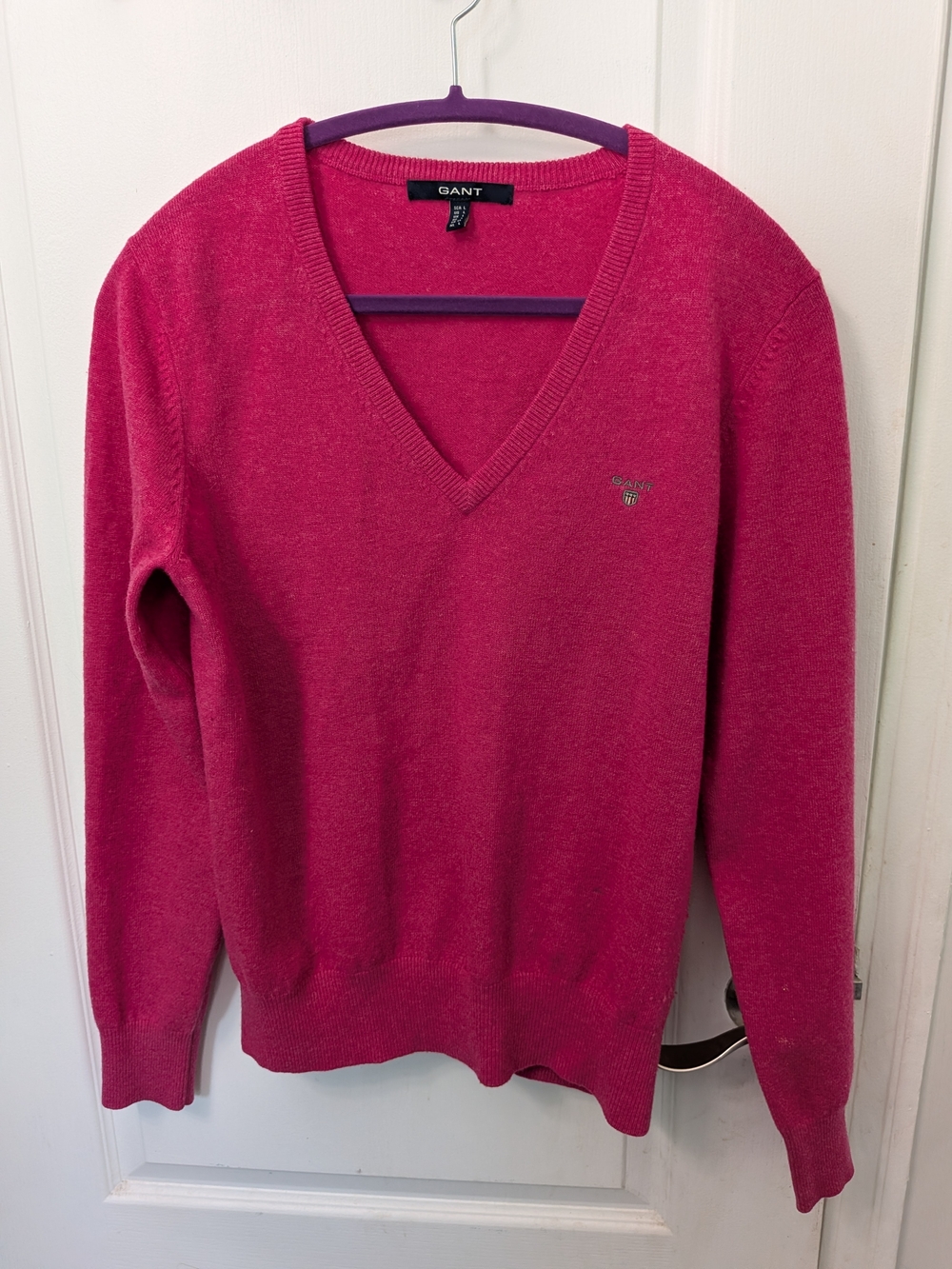 GANT Men's V-Neck 100% Lambswool Sweater in Berry Pink Large